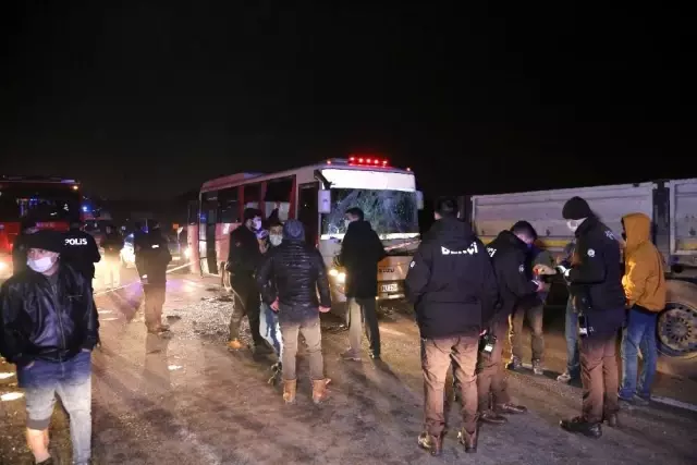 Halk otobüsü tıra arkadan çarptı, yol kan gölüne döndü: 6 yaralı Halk otobüsü tıra arkadan çarptı, yol kan gölüne döndü: 6 yaralı