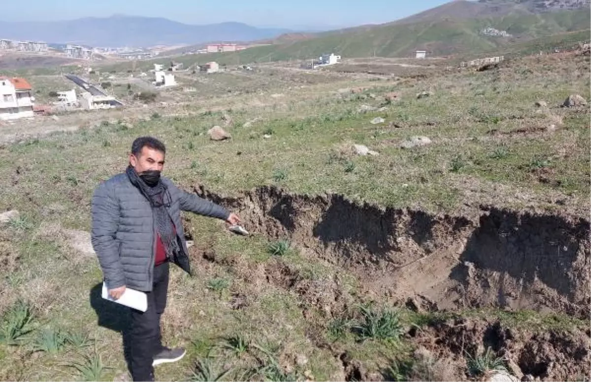 Dağlık bölgedeki göçüklerden korkan mahalleli, bilimsel araştırma istiyor