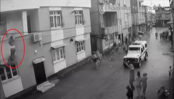 Gördüğü şiddeti gururuna yediremeyip balkonda aşağıya atlayan genç kadının saldırgan kocası yakalandı Gördüğü şiddeti gururuna yediremeyip balkonda aşağıya atlayan genç kadının saldırgan kocası yakalandı