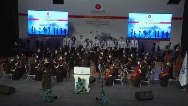 Depremzede konservatuar öğrencisi İnci Okan konserde yer aldı Depremzede konservatuar öğrencisi İnci Okan konserde yer aldı
