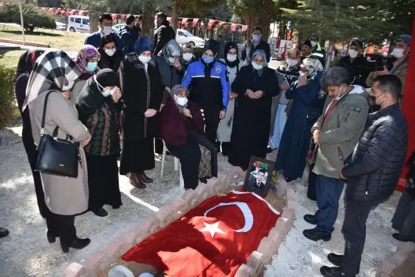 Son Dakika | Diyarbakır annelerinden, Gara şehidi astsubay Özbey'in ailesine ziyaret Son Dakika | Diyarbakır annelerinden, Gara şehidi astsubay Özbey'in ailesine ziyaret