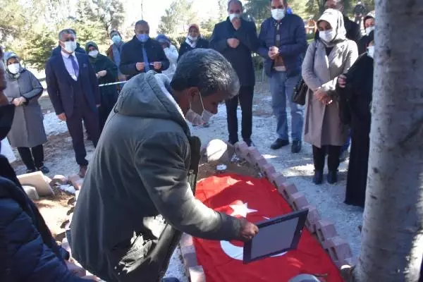 Son Dakika | Diyarbakır annelerinden, Gara şehidi astsubay Özbey'in ailesine ziyaret Son Dakika | Diyarbakır annelerinden, Gara şehidi astsubay Özbey'in ailesine ziyaret
