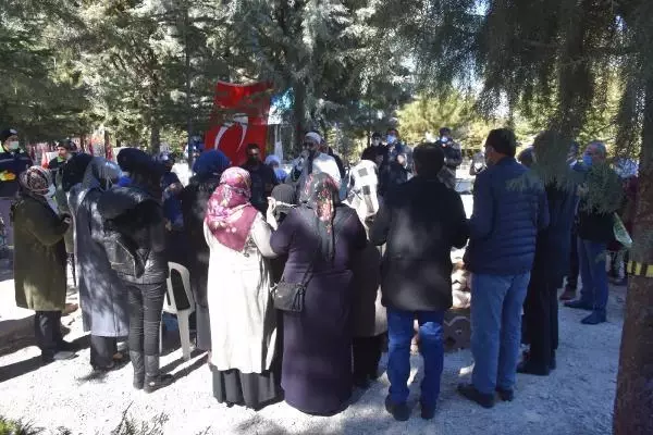 Son Dakika | Diyarbakır annelerinden, Gara şehidi astsubay Özbey'in ailesine ziyaret Son Dakika | Diyarbakır annelerinden, Gara şehidi astsubay Özbey'in ailesine ziyaret