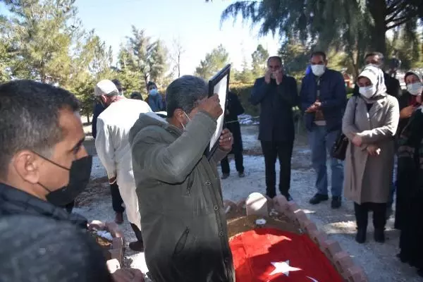 Son Dakika | Diyarbakır annelerinden, Gara şehidi astsubay Özbey'in ailesine ziyaret Son Dakika | Diyarbakır annelerinden, Gara şehidi astsubay Özbey'in ailesine ziyaret