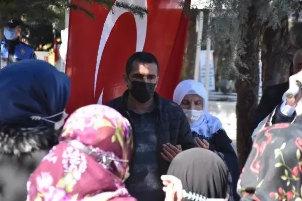 Son Dakika | Diyarbakır annelerinden, Gara şehidi astsubay Özbey'in ailesine ziyaret Son Dakika | Diyarbakır annelerinden, Gara şehidi astsubay Özbey'in ailesine ziyaret