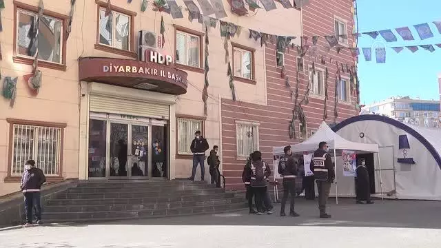 Diyarbakır annelerinin oturma eylemine bir aile daha katıldı Diyarbakır annelerinin oturma eylemine bir aile daha katıldı