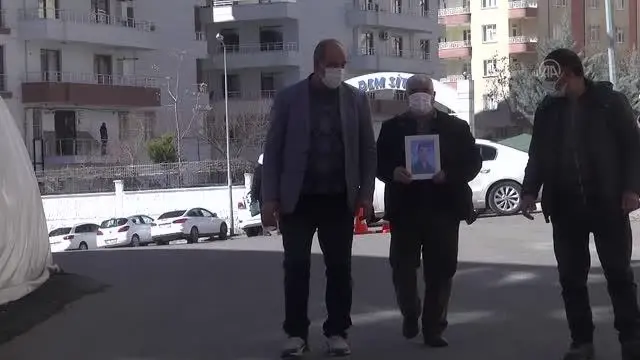 Diyarbakır annelerinin oturma eylemine bir aile daha katıldı Diyarbakır annelerinin oturma eylemine bir aile daha katıldı