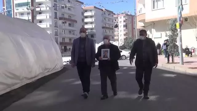 Diyarbakır annelerinin oturma eylemine bir aile daha katıldı Diyarbakır annelerinin oturma eylemine bir aile daha katıldı