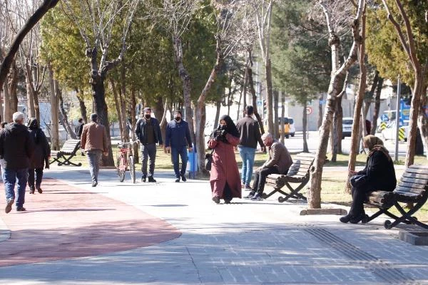 Diyarbakır'da, kısıtlama sonrası park ve caddelerde yoğunluk