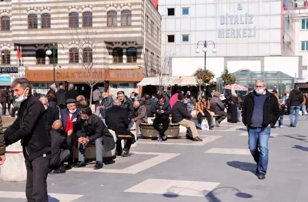 Diyarbakır'da, kısıtlama sonrası park ve caddelerde yoğunluk Diyarbakır'da, kısıtlama sonrası park ve caddelerde yoğunluk