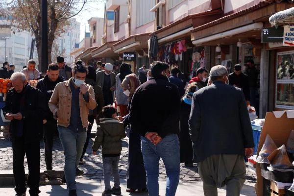 Diyarbakır'da, kısıtlama sonrası park ve caddelerde yoğunluk