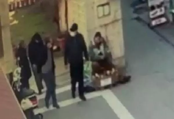 (Ek bilgi ve görüntüyle)Fatih'te akraba olan 2 kişi arasında çıkan kavga kanlı bitti: 2 yaralı (Ek bilgi ve görüntüyle)Fatih'te akraba olan 2 kişi arasında çıkan kavga kanlı bitti: 2 yaralı