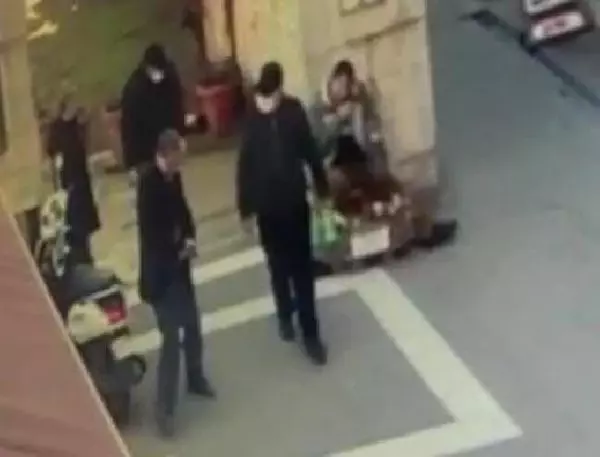 (Ek bilgi ve görüntüyle)Fatih'te akraba olan 2 kişi arasında çıkan kavga kanlı bitti: 2 yaralı (Ek bilgi ve görüntüyle)Fatih'te akraba olan 2 kişi arasında çıkan kavga kanlı bitti: 2 yaralı