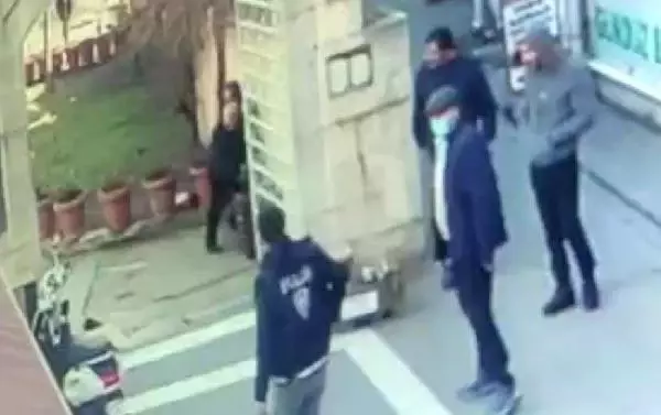 (Ek bilgi ve görüntüyle)Fatih'te akraba olan 2 kişi arasında çıkan kavga kanlı bitti: 2 yaralı (Ek bilgi ve görüntüyle)Fatih'te akraba olan 2 kişi arasında çıkan kavga kanlı bitti: 2 yaralı