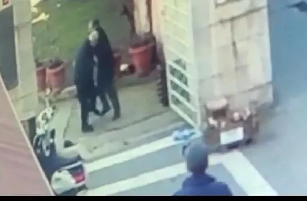 (Ek bilgi ve görüntüyle)Fatih'te akraba olan 2 kişi arasında çıkan kavga kanlı bitti: 2 yaralı (Ek bilgi ve görüntüyle)Fatih'te akraba olan 2 kişi arasında çıkan kavga kanlı bitti: 2 yaralı