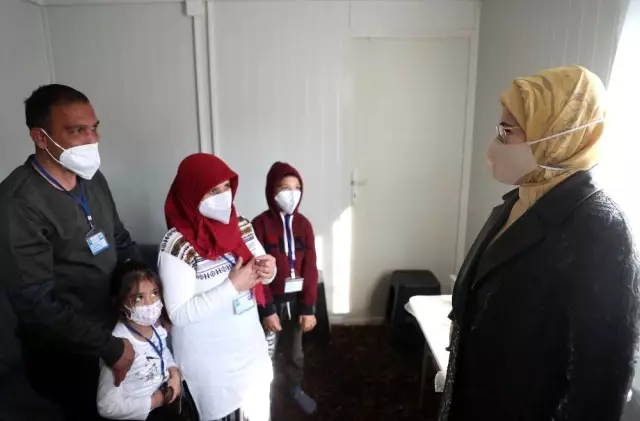 Emine Erdoğan, İzmir'de depremzedelerle bir araya geldi Emine Erdoğan, İzmir'de depremzedelerle bir araya geldi