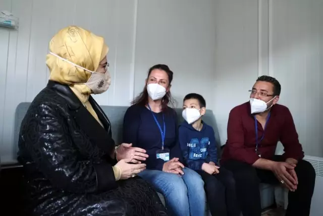 Emine Erdoğan, İzmir'de depremzedelerle bir araya geldi Emine Erdoğan, İzmir'de depremzedelerle bir araya geldi