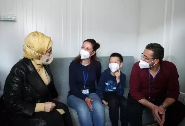 Emine Erdoğan, İzmir'de depremzedelerle bir araya geldi Emine Erdoğan, İzmir'de depremzedelerle bir araya geldi