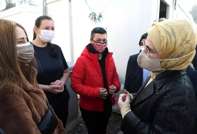 Emine Erdoğan, İzmir'de depremzedelerle bir araya geldi Emine Erdoğan, İzmir'de depremzedelerle bir araya geldi