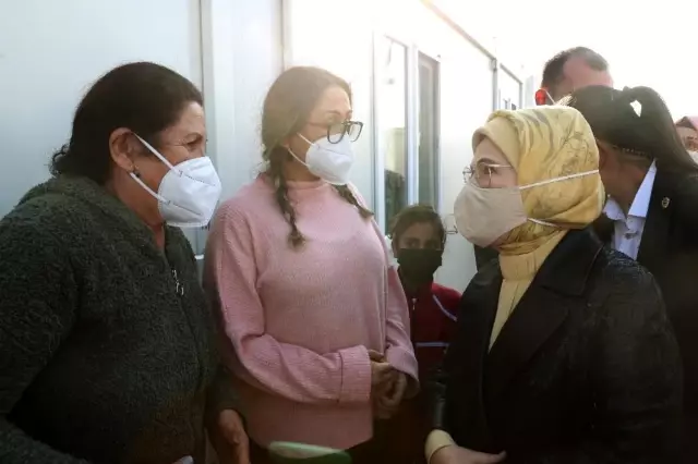 Emine Erdoğan, İzmir'de depremzedelerle bir araya geldi Emine Erdoğan, İzmir'de depremzedelerle bir araya geldi