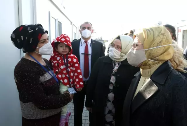 Emine Erdoğan, İzmir'de depremzedelerle bir araya geldi Emine Erdoğan, İzmir'de depremzedelerle bir araya geldi