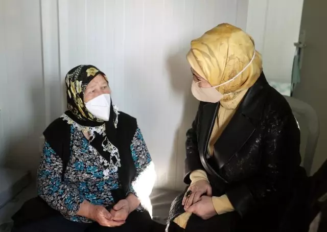 Emine Erdoğan, İzmir'de depremzedelerle bir araya geldi Emine Erdoğan, İzmir'de depremzedelerle bir araya geldi