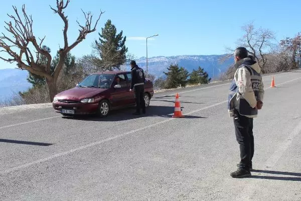 Ermenek'te karantina; polis kontrol noktalarında denetimde Ermenek'te karantina; polis kontrol noktalarında denetimde