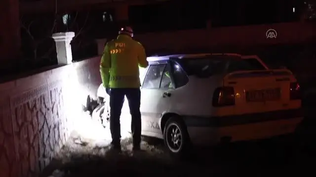 Evin duvarına çarpan otomobilin sürücüsü öldü Evin duvarına çarpan otomobilin sürücüsü öldü