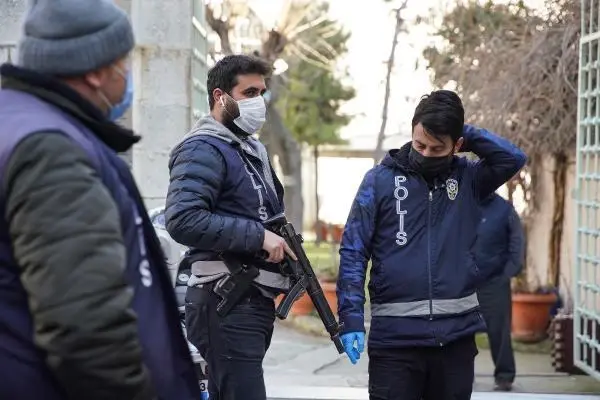 (Ek bilgi ve görüntüyle)Fatih'te akraba olan 2 kişi arasında çıkan kavga kanlı bitti: 2 yaralı (Ek bilgi ve görüntüyle)Fatih'te akraba olan 2 kişi arasında çıkan kavga kanlı bitti: 2 yaralı