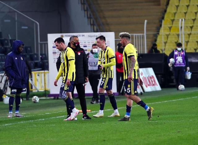Fenerbahçe Teknik Direktörü Erol Bulut, Kadıköy'de yenilme rekoruna ortak oldu
