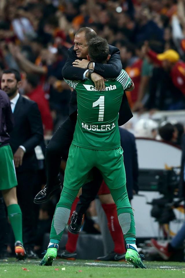 Galatasaray extends Fernando Muslera's contract
