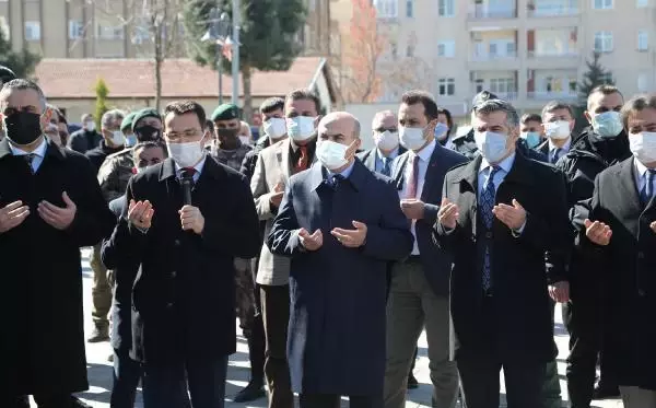 Gara şehidi polis Vedat Kaya için memleketinde dua edilip, lokma dağıtıldı Gara şehidi polis Vedat Kaya için memleketinde dua edilip, lokma dağıtıldı