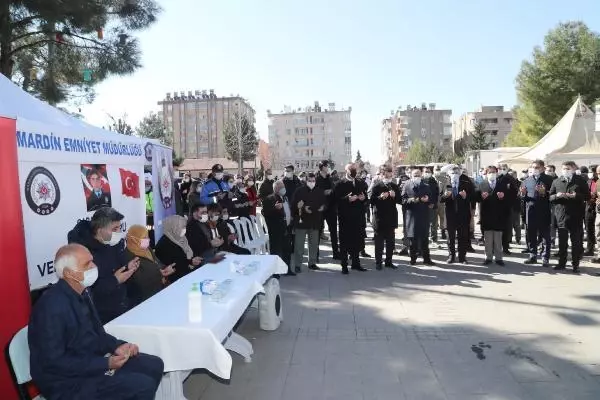 Gara şehidi polis Vedat Kaya için memleketinde dua edilip, lokma dağıtıldı Gara şehidi polis Vedat Kaya için memleketinde dua edilip, lokma dağıtıldı