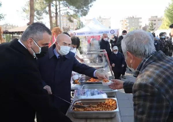 Gara şehidi polis Vedat Kaya için memleketinde dua edilip, lokma dağıtıldı Gara şehidi polis Vedat Kaya için memleketinde dua edilip, lokma dağıtıldı