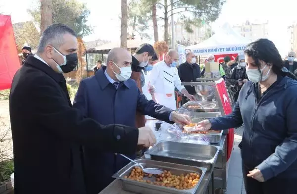 Gara şehidi polis Vedat Kaya için memleketinde dua edilip, lokma dağıtıldı Gara şehidi polis Vedat Kaya için memleketinde dua edilip, lokma dağıtıldı