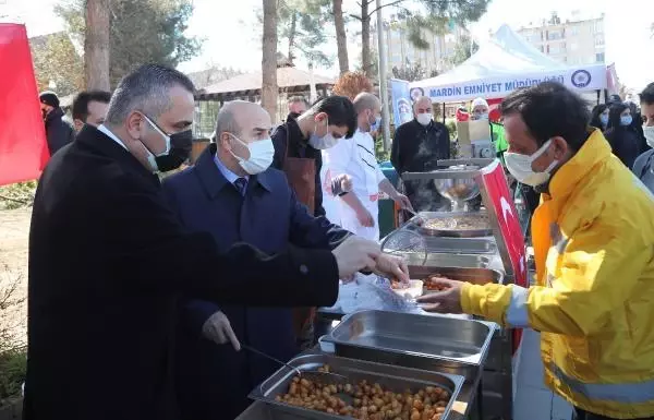 Gara şehidi polis Vedat Kaya için memleketinde dua edilip, lokma dağıtıldı Gara şehidi polis Vedat Kaya için memleketinde dua edilip, lokma dağıtıldı