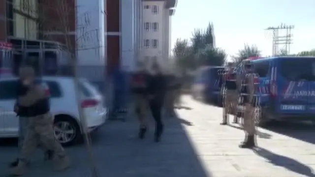 GAZİANTEP - Bağ evinde uyuşturucu kullanan 7 şüpheli suçüstü yakalandı GAZİANTEP - Bağ evinde uyuşturucu kullanan 7 şüpheli suçüstü yakalandı