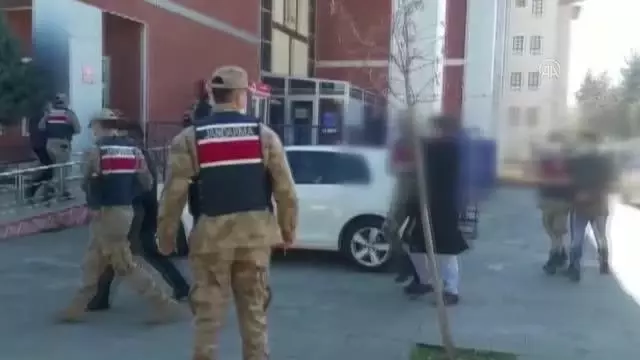 GAZİANTEP - Bağ evinde uyuşturucu kullanan 7 şüpheli suçüstü yakalandı GAZİANTEP - Bağ evinde uyuşturucu kullanan 7 şüpheli suçüstü yakalandı
