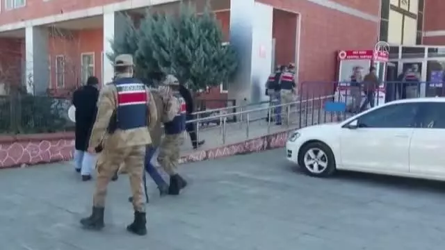 GAZİANTEP - Bağ evinde uyuşturucu kullanan 7 şüpheli suçüstü yakalandı GAZİANTEP - Bağ evinde uyuşturucu kullanan 7 şüpheli suçüstü yakalandı