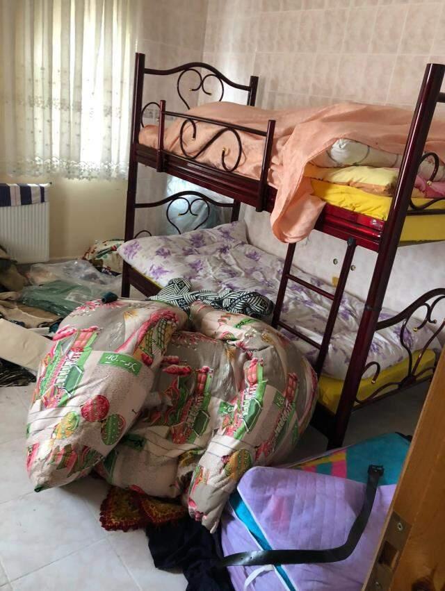 Girdiği villada uyuya kalan hırsızlık şüphelisi, vatandaşlar tarafından bağlanarak yakalandı Girdiği villada uyuya kalan hırsızlık şüphelisi, vatandaşlar tarafından bağlanarak yakalandı