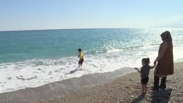 Güneşli havayı fırsat bilen vatandaşlar sahilde vakit geçirdi Güneşli havayı fırsat bilen vatandaşlar sahilde vakit geçirdi