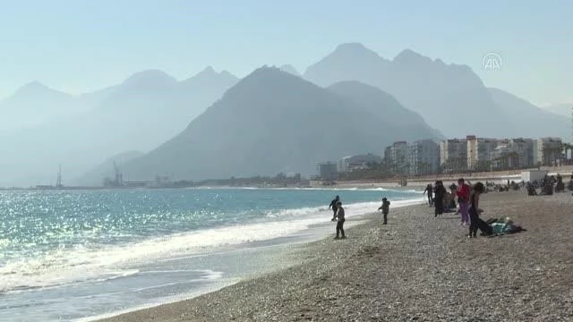 Güneşli havayı fırsat bilen vatandaşlar sahilde vakit geçirdi