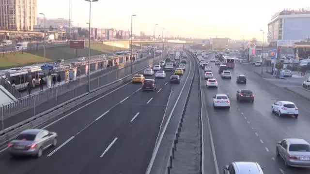 Haftanın ilk iş gününde trafik yoğunluğu arttı Haftanın ilk iş gününde trafik yoğunluğu arttı
