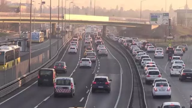 Haftanın ilk iş gününde trafik yoğunluğu arttı Haftanın ilk iş gününde trafik yoğunluğu arttı