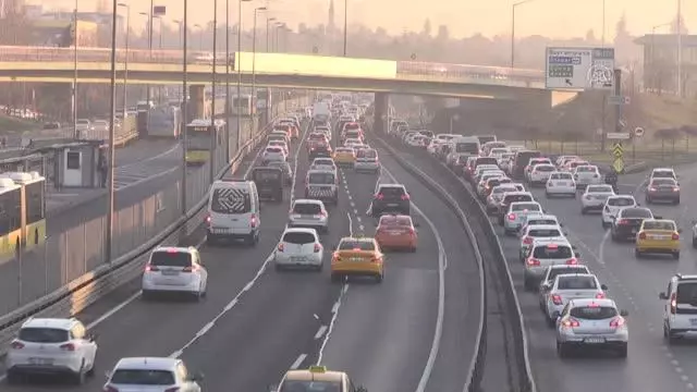 Haftanın ilk iş gününde trafik yoğunluğu arttı Haftanın ilk iş gününde trafik yoğunluğu arttı