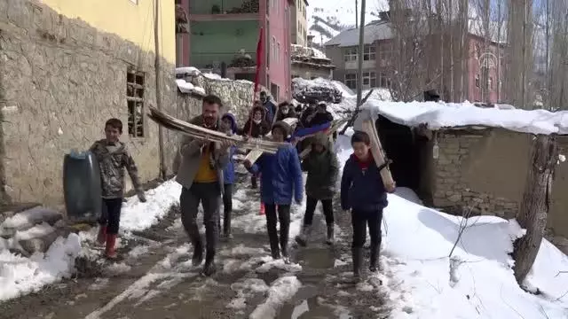 Hakkarili gençlerin tahta kayak takımlarıyla kayma çabasına öğretmen ve öğrenciler de eşlik etti Hakkarili gençlerin tahta kayak takımlarıyla kayma çabasına öğretmen ve öğrenciler de eşlik etti
