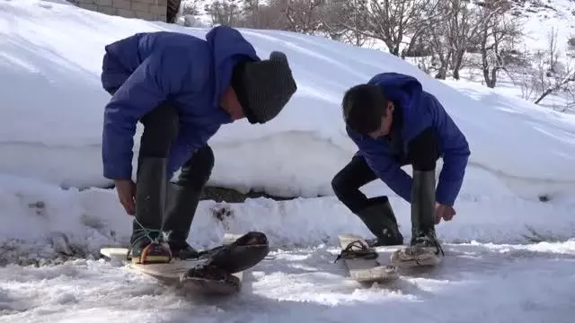 Hakkarili gençlerin tahta kayak takımlarıyla kayma çabasına öğretmen ve öğrenciler de eşlik etti Hakkarili gençlerin tahta kayak takımlarıyla kayma çabasına öğretmen ve öğrenciler de eşlik etti