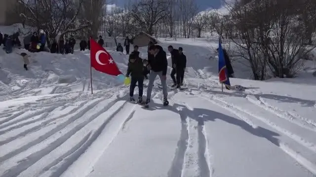 Hakkarili gençlerin tahta kayak takımlarıyla kayma çabasına öğretmen ve öğrenciler de eşlik etti Hakkarili gençlerin tahta kayak takımlarıyla kayma çabasına öğretmen ve öğrenciler de eşlik etti