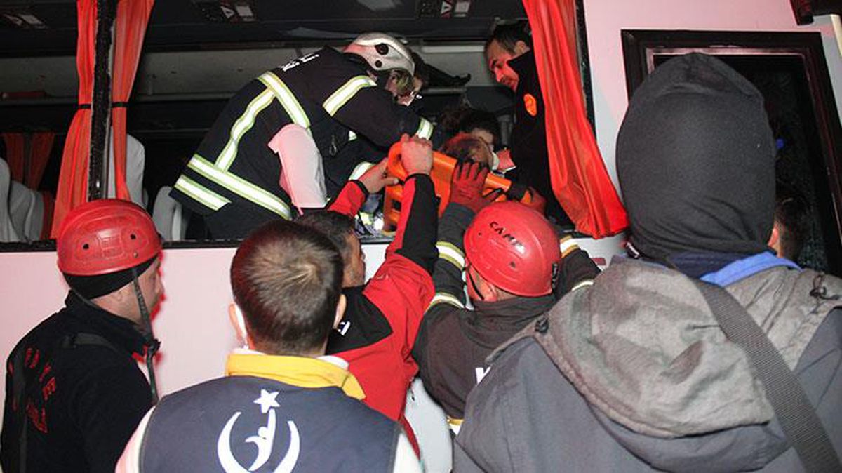 Halk otobüsü tıra arkadan çarptı, yol kan gölüne döndü: 6 yaralı