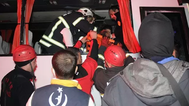 Halk otobüsü tıra arkadan çarptı, yol kan gölüne döndü: 6 yaralı Halk otobüsü tıra arkadan çarptı, yol kan gölüne döndü: 6 yaralı